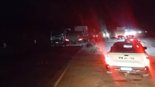 Motorista foi desencarcerado pelo Corpo de Bombeiros, socorrido por uma equipe do Serviço de Atendimento Móvel de Urgência (Samu/192) e encaminhado ao Hospital Estadual Sílvio Avidos.