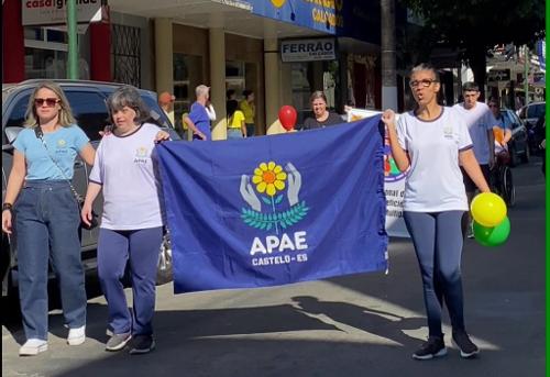 Passeata com integrantes da Apae de Castelo, uma das entidades beneficiadas pelo recurso de condenações criminais