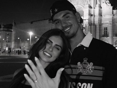 Gabriel Medina fica noivo de Isabella Arantes e posta vídeo com momento do pedido