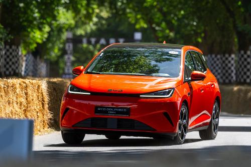 O BYD Dolphin G chega ao Brasil ainda este ano, com autonomia total de até 1.040 km, segundo a empresa.