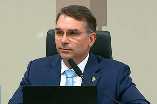 Senador Flávio Bolsonaro durante sessão no Senado
