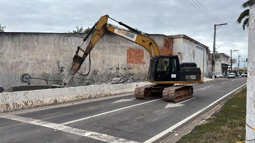 De acordo com a Ecovias Capixaba, o trecho onde ocorre a limpeza dos fragmentos da estrutura está interditado