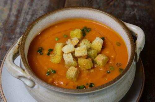 Caldos e sopas servidos no restaurante d'Bem