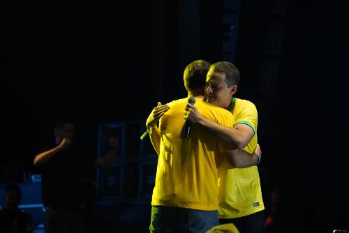 Flávio Bolsonaro e Lorenzo Pazolini se abraçam em evento do PL em Vitória (18/07/2026)
