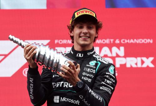 O piloto da Mercedes, Andrea Kimi Antonelli, comemora com um troféu no pódio após vencer o Grande Prêmio da Bélgica