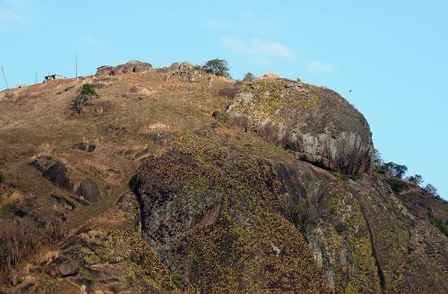 Pedra apresenta risco de deslizamento em São Torquato, Vila Velha