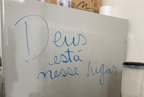 A mensagem que ficou intacta na cozinha do Arquivo Geral do Tribunal de Justiça do ES, na Serra