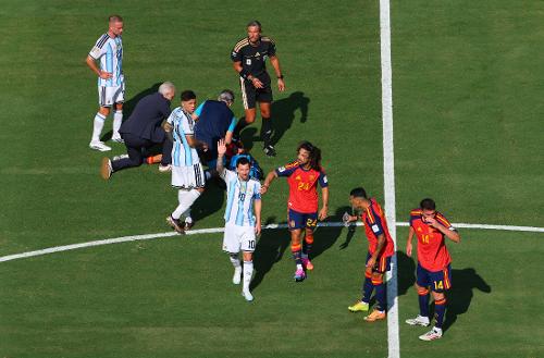 'Petulante e vergonhoso': jornal inglês detona Messi por tentar usar 'Lei Vini Jr' a seu favor