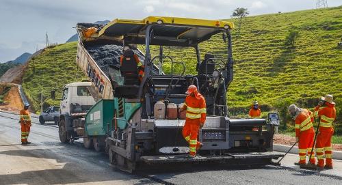 Operários trabalham na duplicação da BR 101 no ES