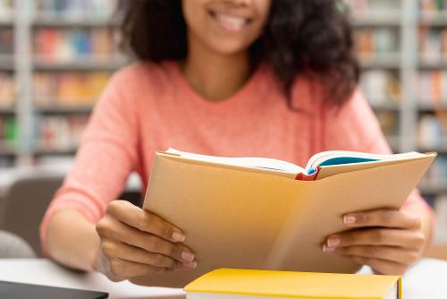 Leitura atenta do edital do concurso ajuda na preparação