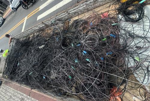 Fios e cabos retirados de postes no Centro de Guarapari