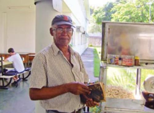 Tio Anísio começou a vender pipoca na instituição federal de ensino de Vitória em 1973