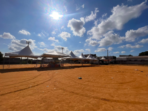 A festa em que os tiros foram efetuados acontecia em um campo de futebol