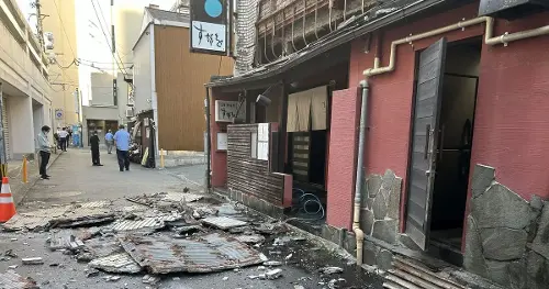 Parede de restaurante desaba em Kumamoto após terremoto