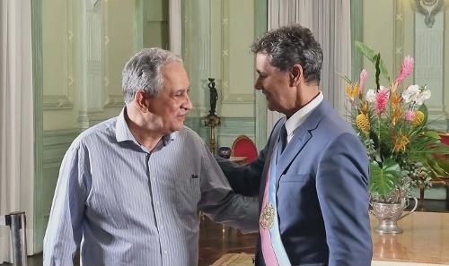 Enivaldo cumprimenta Ricardo Ferraço no dia da posse dele como governador (02/04/2026)
