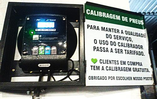Calibrador no Posto Stillo, na Serra, com aviso sobre cobrança de calibragem de pneus para não clientes