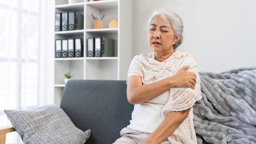 Fibromialgia vai além da dor: saiba os sintomas e como é feito o diagnóstico