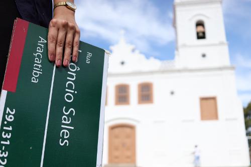 Operário da Prefeitura de Viana leva placa para ser instalada em Araçatiba
