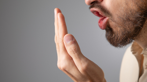 Mau hálito pode indicar doenças? Dentista explica causas e tratamento