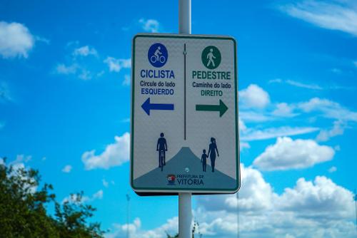 Sinalização para pedestres e ciclistas na nova Orla do Canal de Camburi