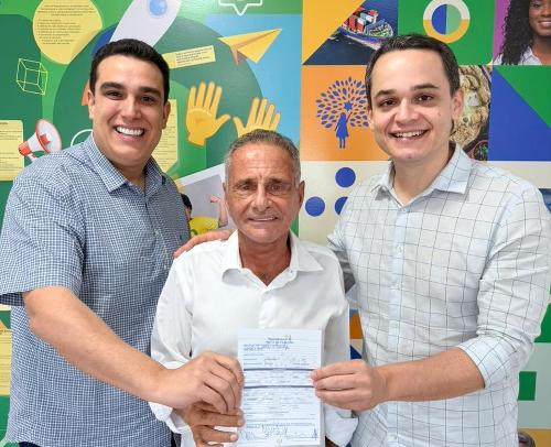 Manato entre Erick Musso e Pazolini, em seu ato de filiação ao Republicanos