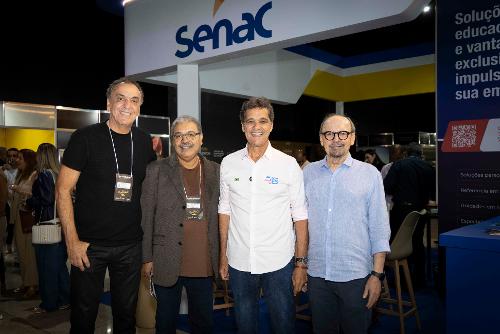 Zé Olavo Médici e Vanderlei Martins organizadores da ExpoVinhos Vitória, Ricardo Ferraço, governador do ES e Idalberto Moro, presidente da Fecomércio-ES