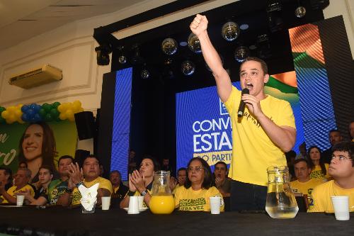 O ex-prefeito de Vitória Lorenzo Pazolini durante Convenção Estadual do PL. Ao seu lado, na mesa, o senador Magno Malta e sua filha Maguinha