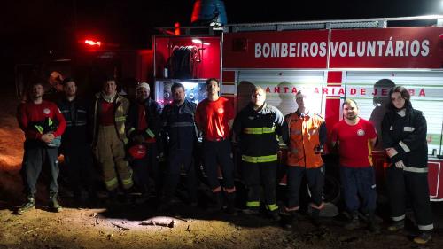 A situação mobilizou o Corpo de Bombeiros, os Bombeiros Voluntários de Santa Maria de Jetibá e a Defesa Civil Municipal