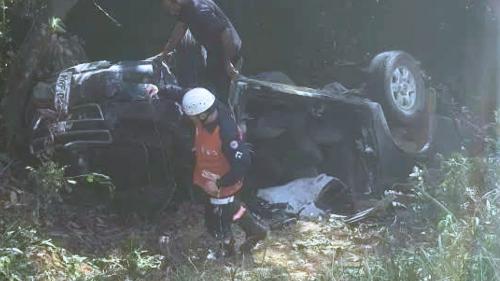 Caminhonete cai em ribanceira e motorista fica ferido em Colatina