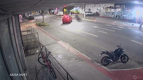 Motociclista entra na contramão e colide em carro na Serra