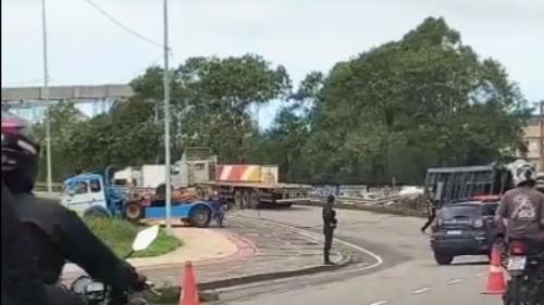 Carga de caminhão cai no viaduto da Leste-Oeste, em Vila Velha