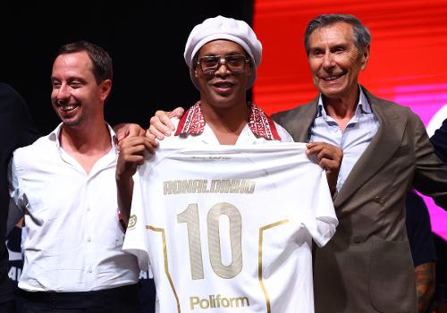 Ronaldinho é apresentado na Itália: 'Vou jogar? Não sei, só o técnico sabe'