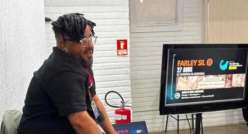 Premiado internacionalmente, o editor de Audiovisual Farley Sil compartilha demonstra como capturar a emoção das pessoas numa entrevista para documentário