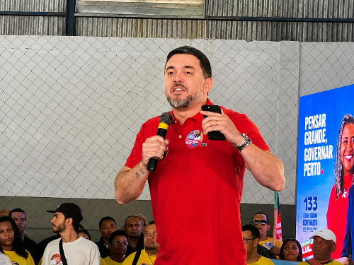 Pastor Danilo Bicalho discursa durante evento do PT, em Vitória
