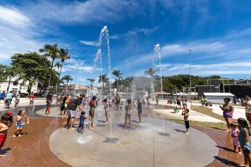Crianças brincam na fonte interativa do Parque da Prainha