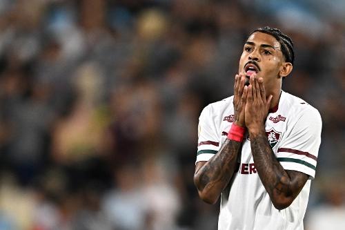 John Kennedy, do Fluminense, volta a ser internado após realizar cirurgia no joelho