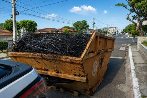 Fios e cabos sem uso retirados da Avenida Vasco Fernandes Coutinho, no bairro Interlagos, em Linhares