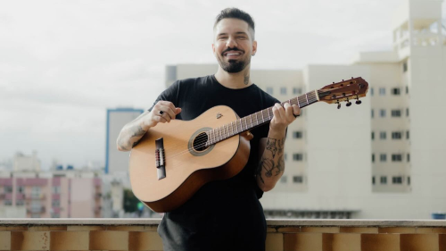 Cantor carioca relatou que seu violão desapareceu durante a viagem do Rio à Vitória, e empresa respondeu