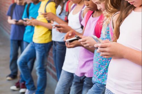 Crianças com celular; uso de celular; educação