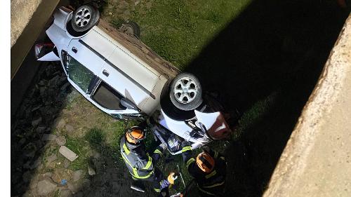 Carro tombado em acidente em Vila Velha