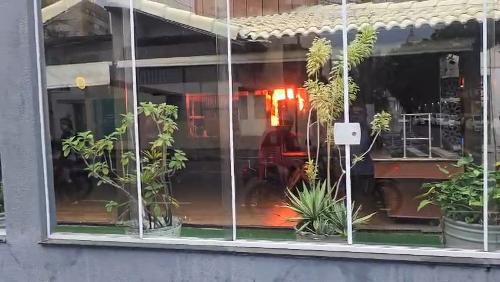 Freezer explode e causa incêndio em restaurante de Jardim Camburi