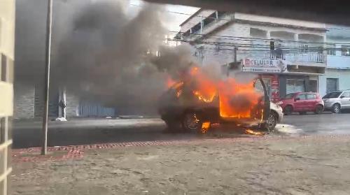 Carro pega fogo em Vila Velha