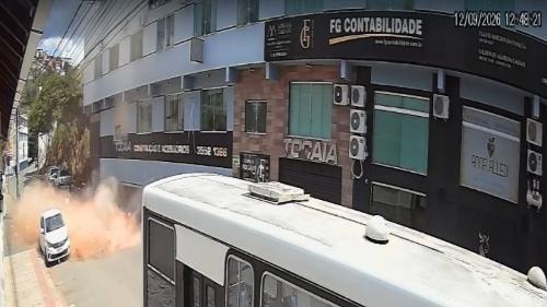 Os escombros foram recolhidos pela equipe da loja de materiais de construção, e a rua foi limpa pela prefeitura com o auxílio de um caminhão-pipa.