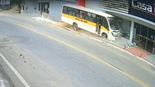 Acidente aconteceu na tarde deste sábado (12), no Centro da cidade