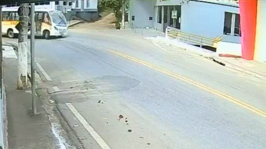 Acidente aconteceu na tarde deste sábado (12), no Centro da cidade