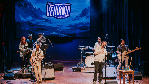Banda Ventania se apresentando no palco do Teatro SESI
