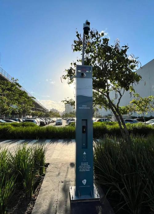 Totens com câmeras reforçam segurança em shopping e em parque de Vitória