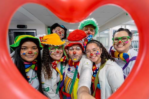 A Turma do Dr. Unimed é uma iniciativa que utiliza a arte da palhaçaria para promover bem-estar emocional em ambientes de saúde