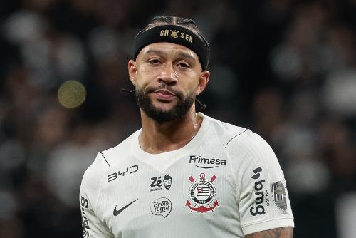 Um mês após ter renovado o contrato, Memphis perdeu pênalti decisivo para o Corinthians