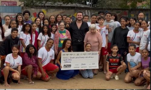 O cantor Zé Elias faz a entrega do cachê ao Centro Juvenil Salesiano